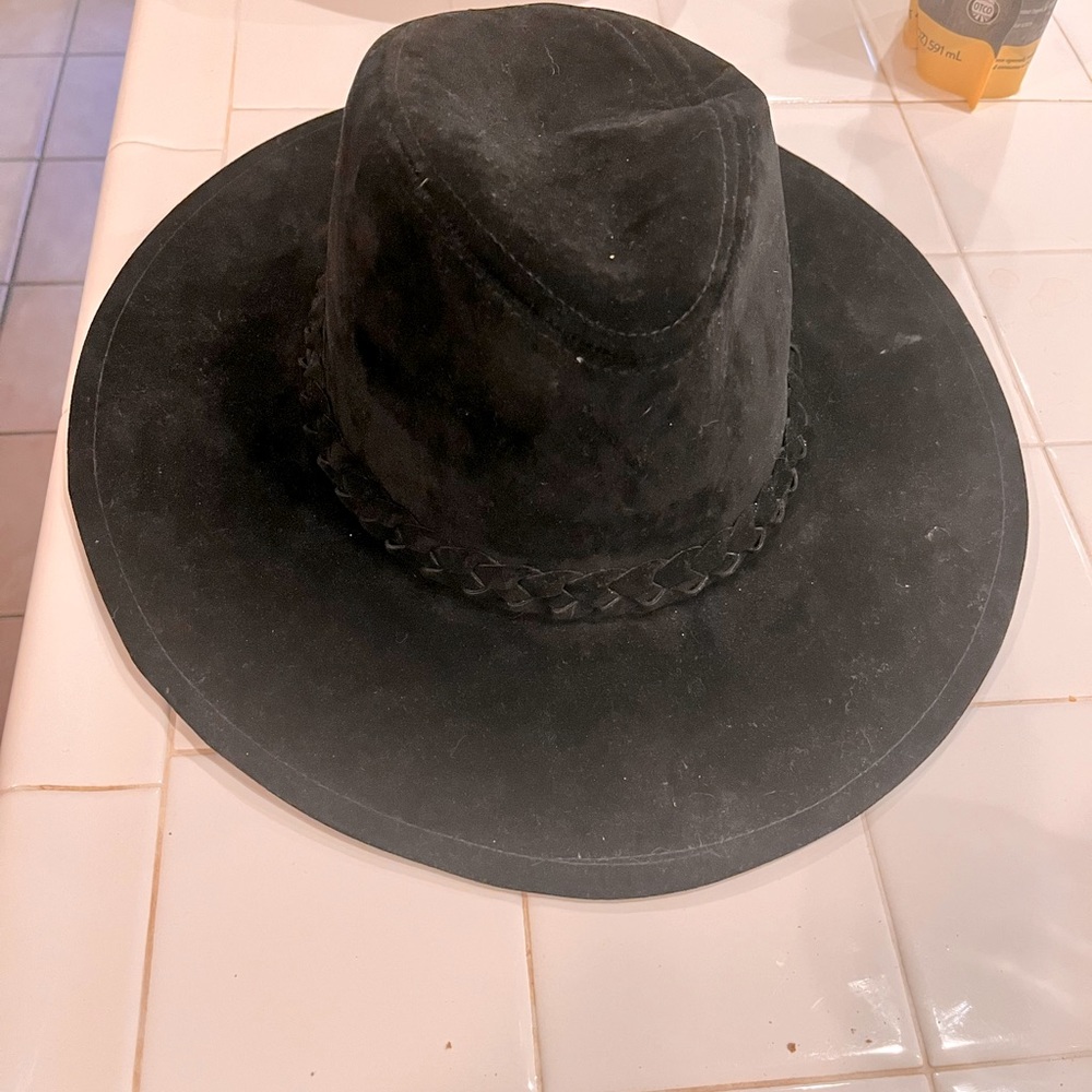 Black firm rim hat